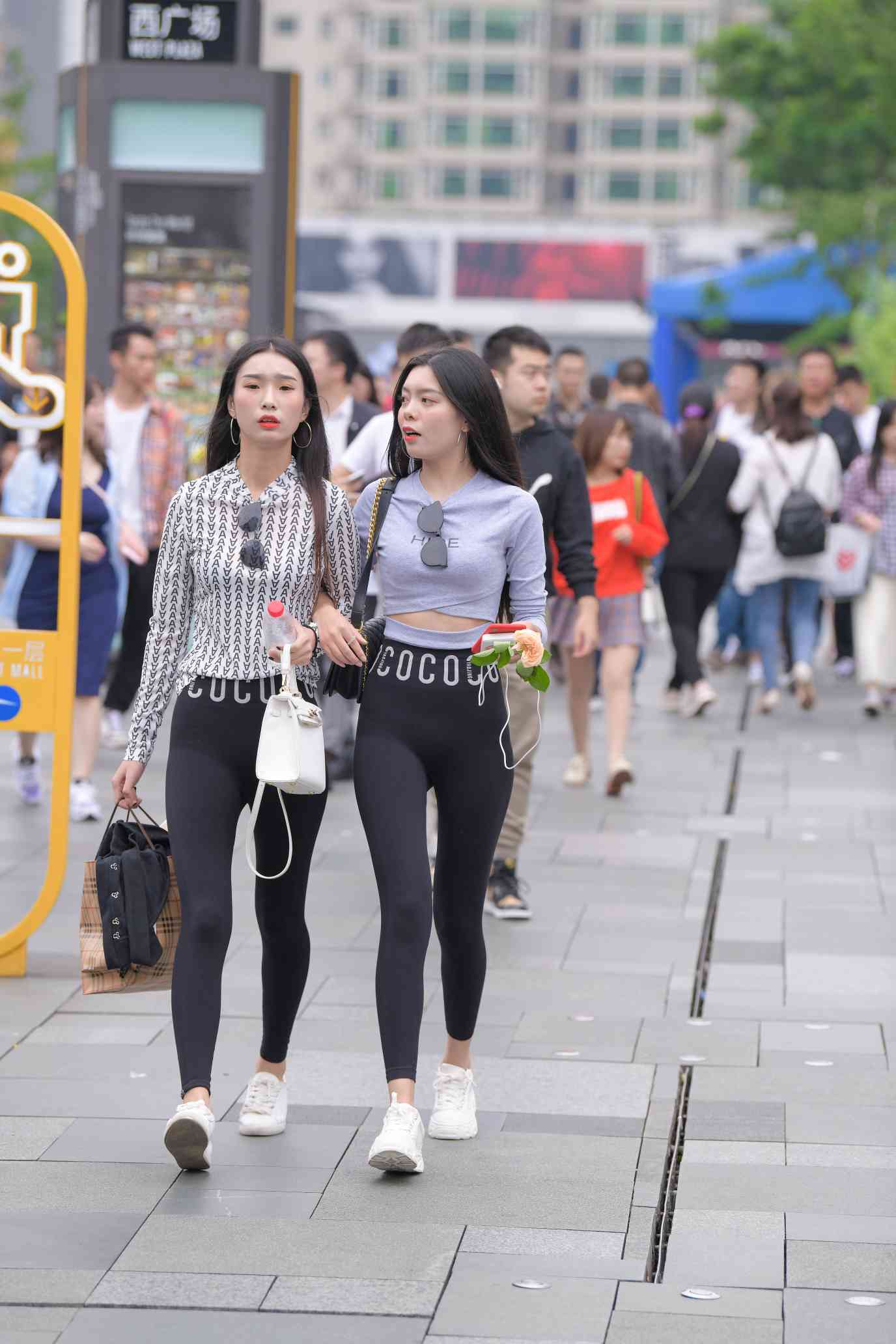 图片[1]-【免费】逛街的两个瑜伽裤姑娘【40P】04030-枫林图图