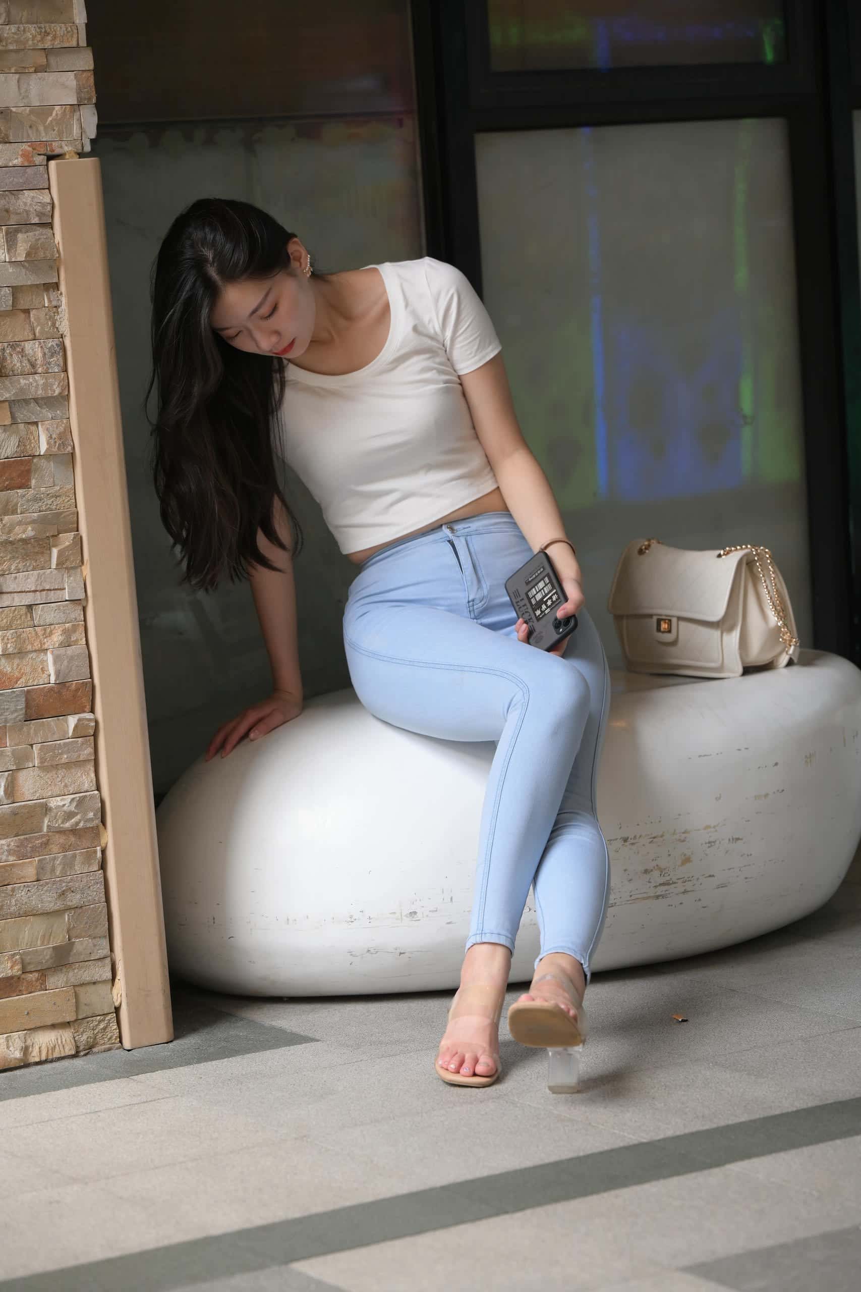 图片[3]-正在逛街的紧身牛仔裤女孩【1112P】J5110-枫林图图