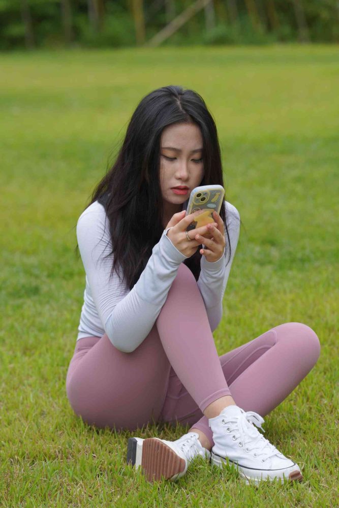 坐在草地玩手机的瑜伽姑娘【733P】04012-枫林图图