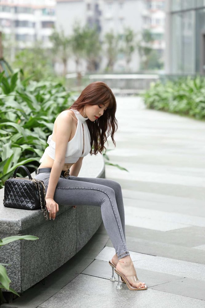 紧身牛仔裤棕发女孩逛商场【124P】000026-枫林图图