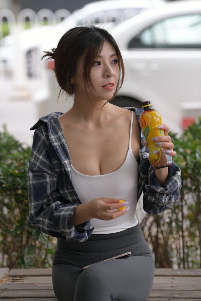 喝饮料的瑜伽裤女孩J2242 383P1V-17.5GB-枫林图图