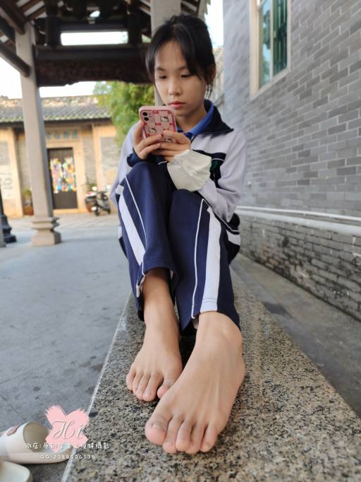 【免费】专心致志玩手机的女孩【42P】20028-枫林图图