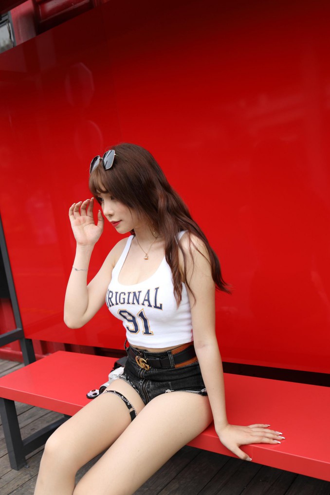 图片[5]-在户外玩单反相机的牛仔热裤女孩【450MB】00032-枫林图图