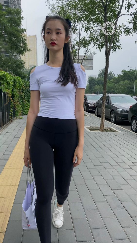黑色瑜伽裤逛街的女孩J4000 MP4-7.76GB-枫林图图