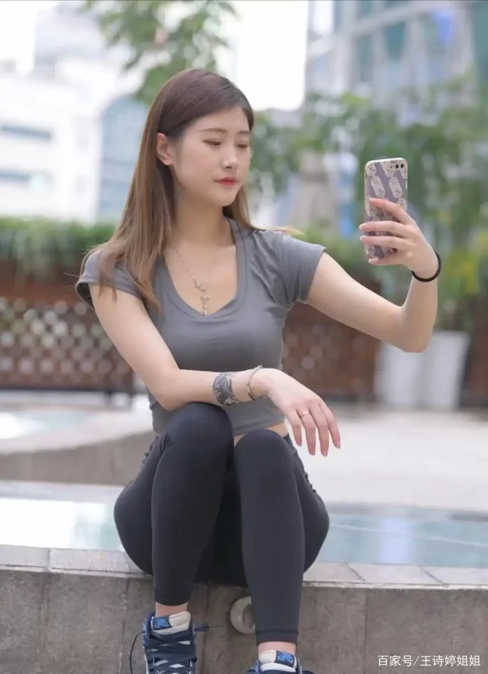 图片[2]-有小虎牙非常甜美的瑜伽裤女孩-枫林图图