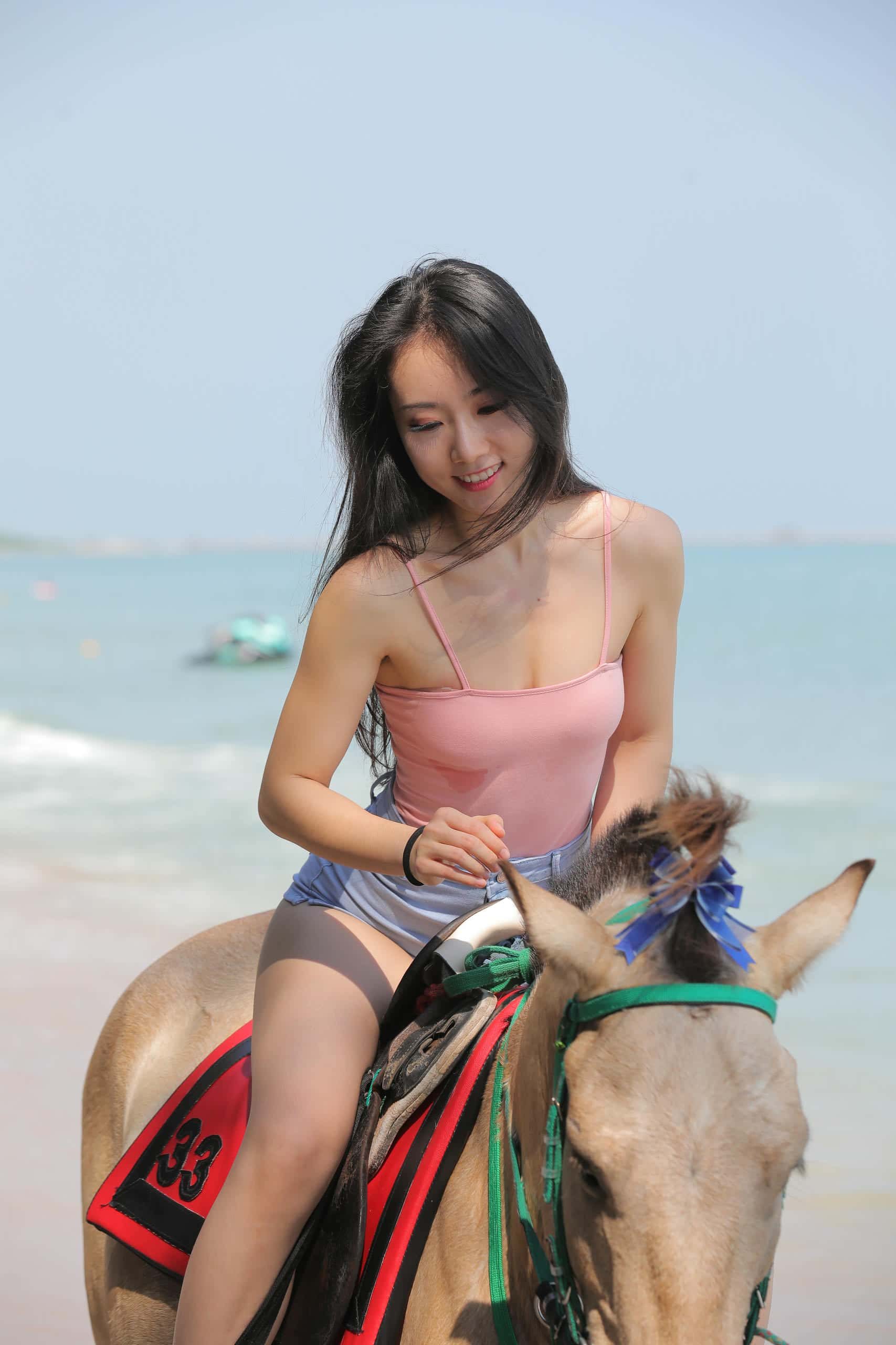 图片[2]-海边练习骑马的热裤女孩【348P】J4187-枫林图图