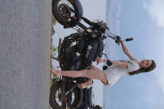 阴雨天在海边骑车的长发女人【156P】00044-枫林图图