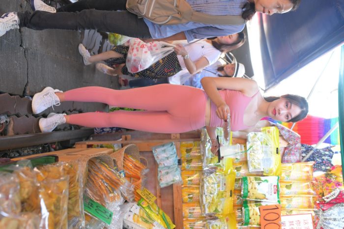 粉色的甜美瑜伽裤女孩在逛街【372P】00057-枫林图图