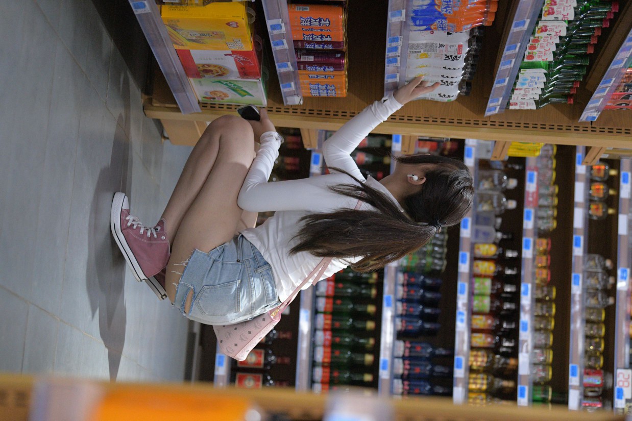 图片[5]-紧身牛仔短裤骑自行车的漂亮女孩【588P】00053-枫林图图