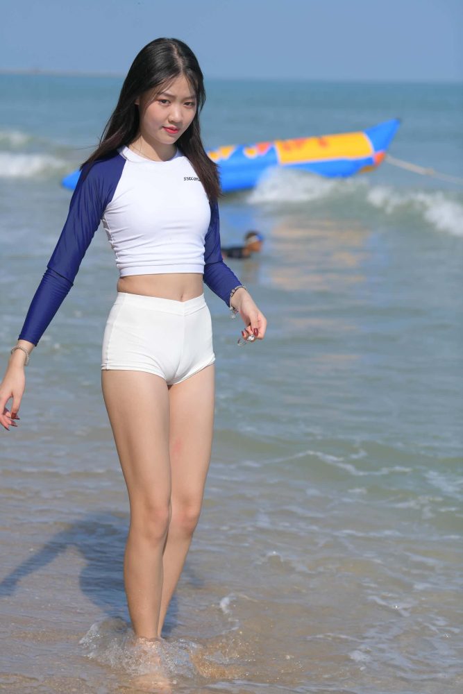 海边玩耍的蓝白上衣热裤女孩【161P】J0848-枫林图图