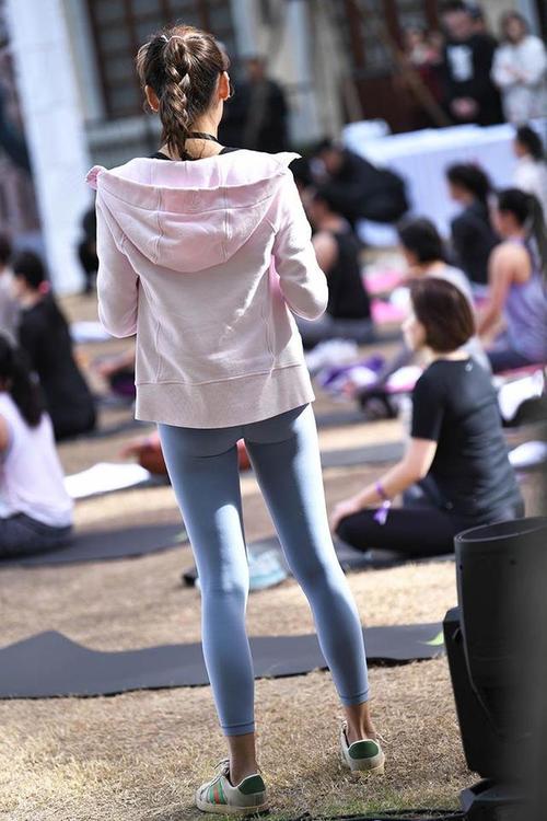 图片[2]-在广场看热闹的瑜伽裤女人-枫林图图