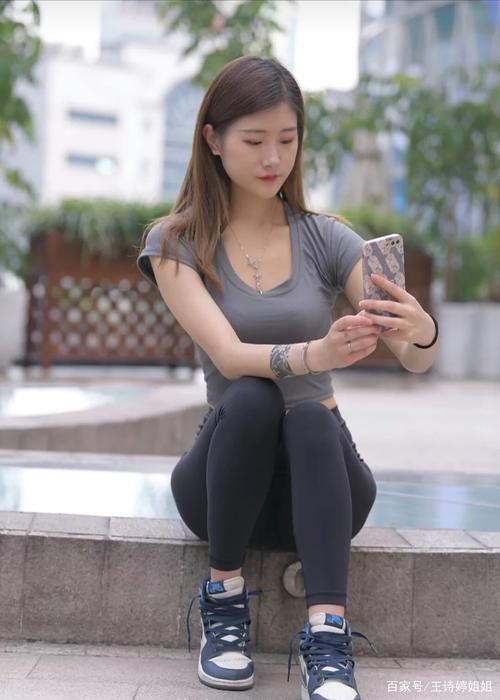 有小虎牙非常甜美的瑜伽裤女孩-枫林图图