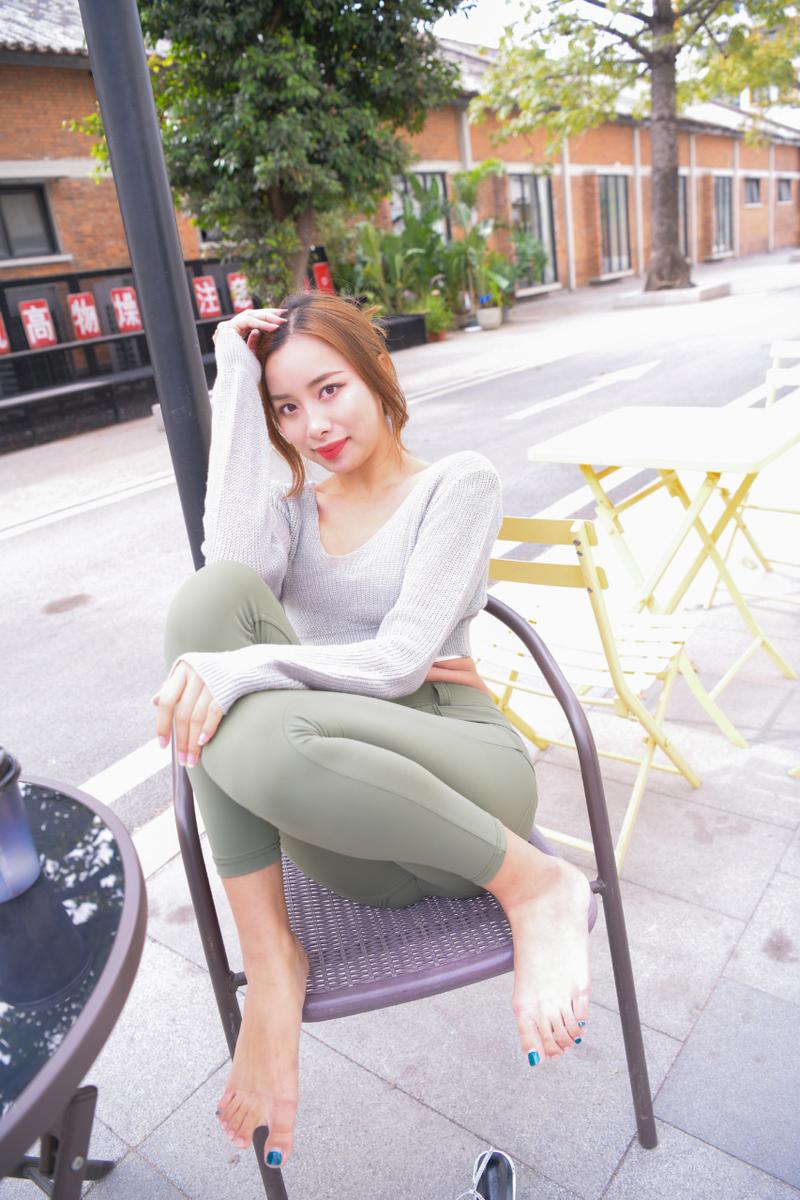 图片[3]-非常可爱的瑜伽裤女孩坐在凳子上 J1520 998P1V-26.5GB-枫林图图