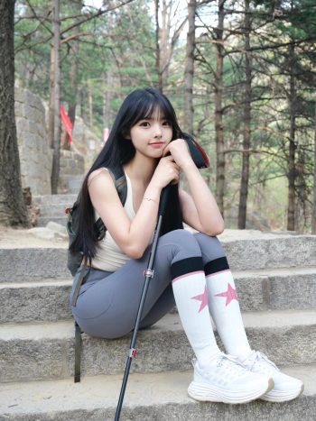 图片[1]-爱爬山的瑜伽裤MM，太甜美了！~-枫林图图