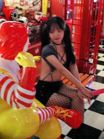 图片[3]-网格丝袜的清纯双马尾小姑娘-枫林图图