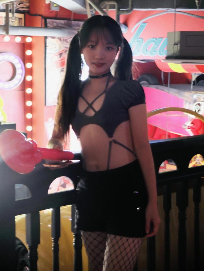 网格丝袜的清纯双马尾小姑娘-枫林图图