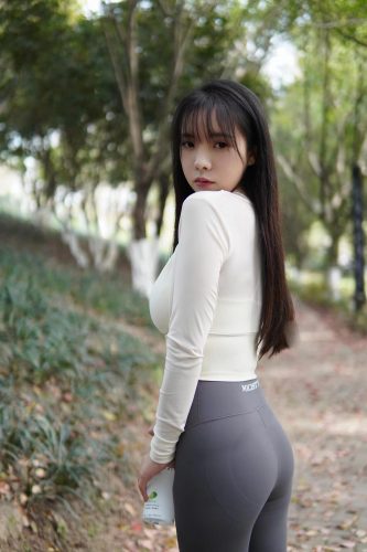 图片[9]-穿瑜伽裤爬山的长发少女-枫林图图