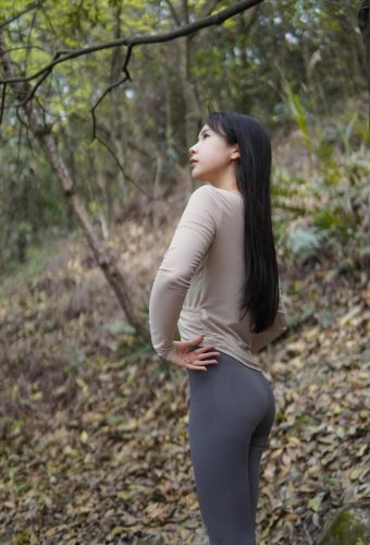图片[5]-穿瑜伽裤爬山的长发少女-枫林图图
