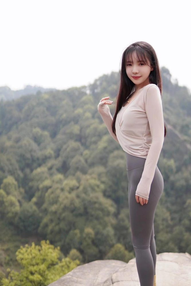 穿瑜伽裤爬山的长发少女-枫林图图