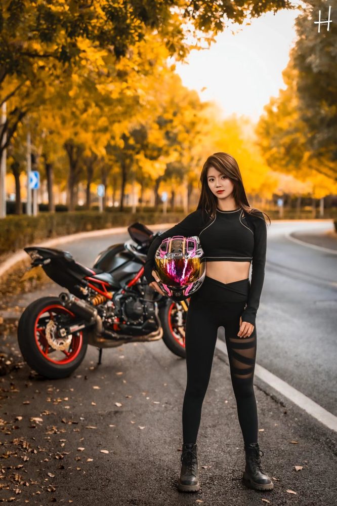 骑摩托车的瑜伽裤美女身材太好了！-枫林图图