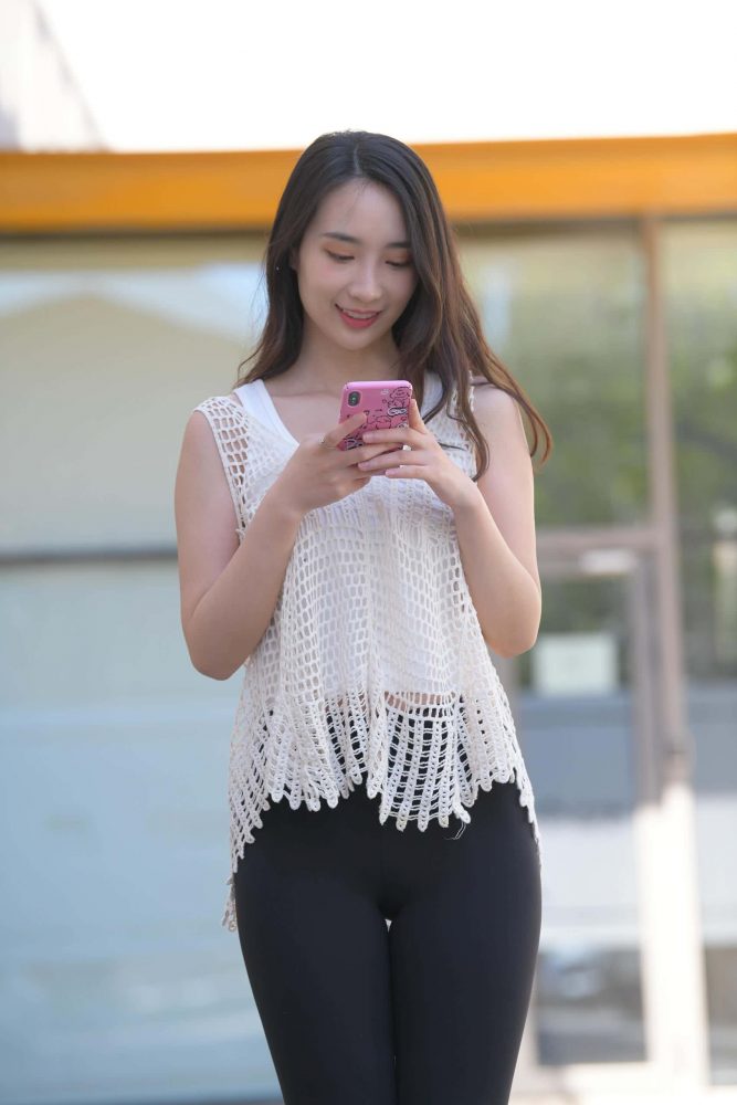 阳光下玩自拍的瑜伽裤姑娘【656P】J3341-枫林图图