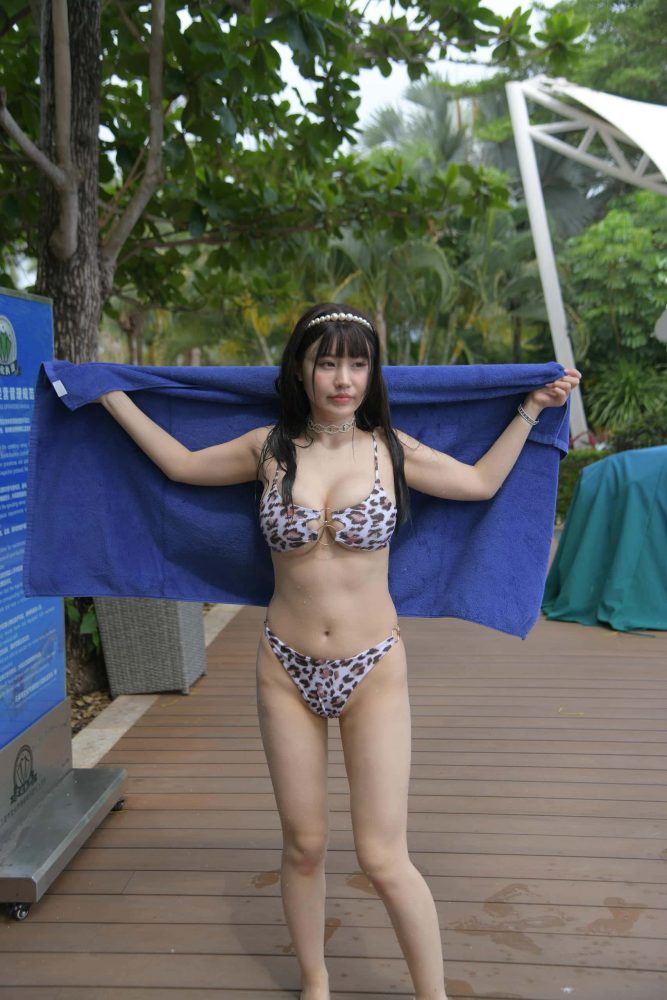 海边玩耍的豹纹泳装姑娘【493P】J1075-枫林图图