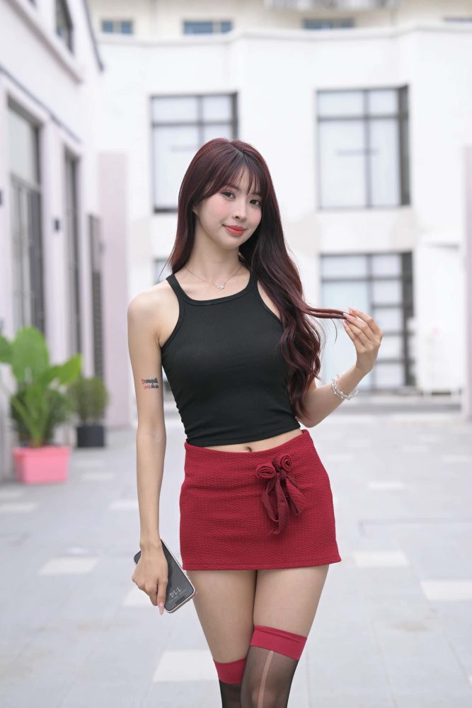 穿红色短裙黑丝的软甜少女【870P】J8145-枫林图图